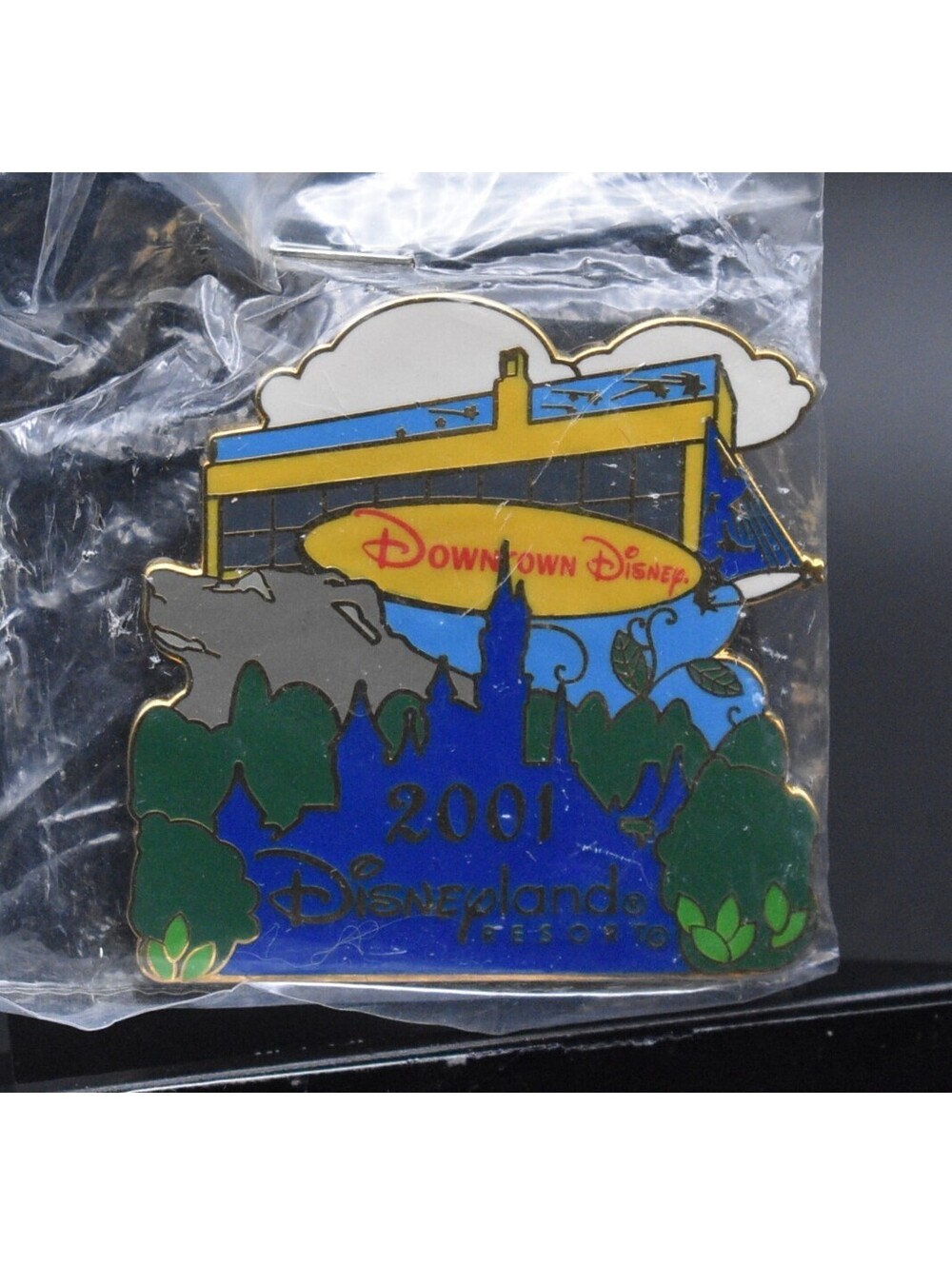 Disney Cast 2001 Downtown Disneyland Resort Hotel Castle LE 1000 Pin (C9)